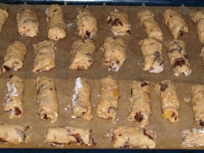 Die Teigstücke auf ein Backpapier legen