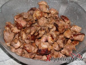 Die angebratenen Fleischstücke