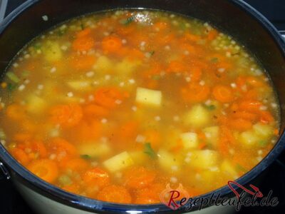 Das Gemüse und die Kartoffeln in der Brühe