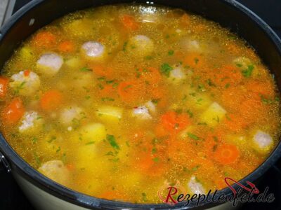 Die Bratwurststücke sind hinzugefügt