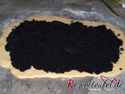 Mohnfüllung auf dem Teig verstreichen