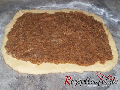 Nussfüllung auf dem Teig verstreichen