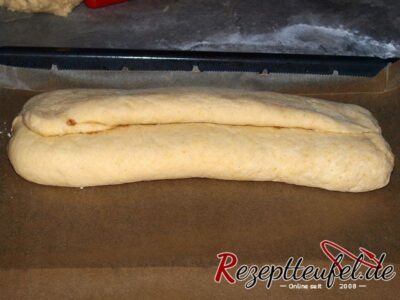 Den Teig an den Längsseiten etwas einschlagen damit der Stollen geschlossen ist