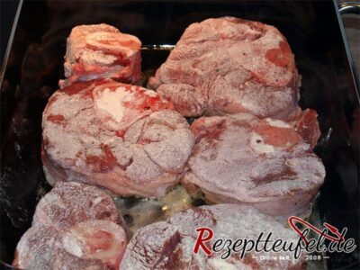 Die gemehlten Beinscheiben anbraten