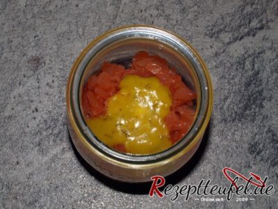 Der Lachs und die Honig-Dill-Senf-Soße im Weckglas
