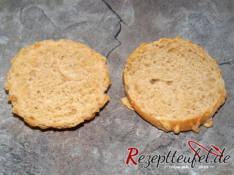 Aufgeschnittenes Käsebrötchen