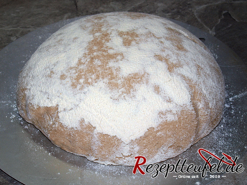 Der Teig liegt auf einem Brett bzw. einem Tortenblech