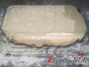 Das Behältnis mit dem Teig auf einer bemehlten Arbeitsfläche "auf den Kopf" stellen