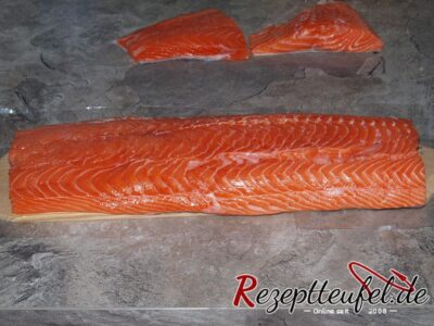 Der Lachs ohne das dünne Schwanzstück. Wir schneiden immer das dünne Schwanzstück ab und verwenden dieses anderweitig.