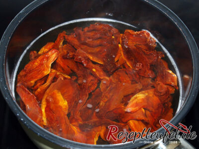 Getrocknete Tomaten ziehen im Sud