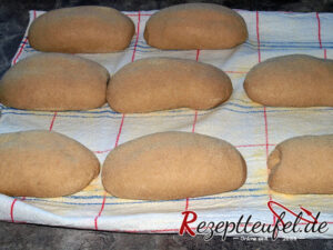 Die aufgegangenen und backfertigen Grieß-Krusti