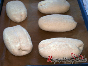 Die Teiglinge mit dem Schluss nach oben auf ein Backpapier oder direkt auf den Backstein legen