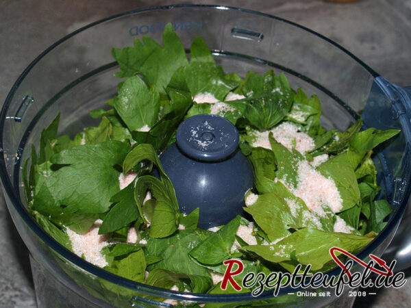 Liebstöckelblätter und Salz bereit zum Mixen