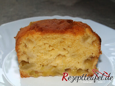 Durchgeschnittener Rhabarberkuchen aus dem Glas