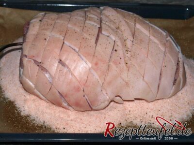 Eingeschnittene Schwarte, ein Bett aus Salz, bereit für den Backofen