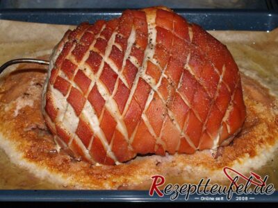 Die Spanferkelschulter ist gegart