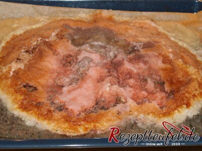 Das Salzbett zeigt sich nach dem Garen als verkrusteter Klumpen