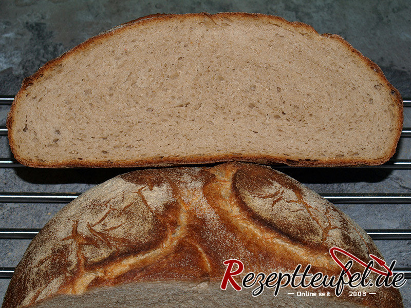 Gebackenes Brot im Anschnitt