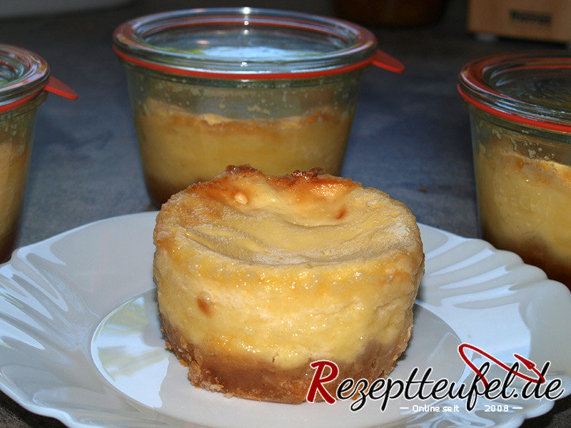 Cheesecake aus dem Glas gestüzt und richtig herum auf den Teller gelegt