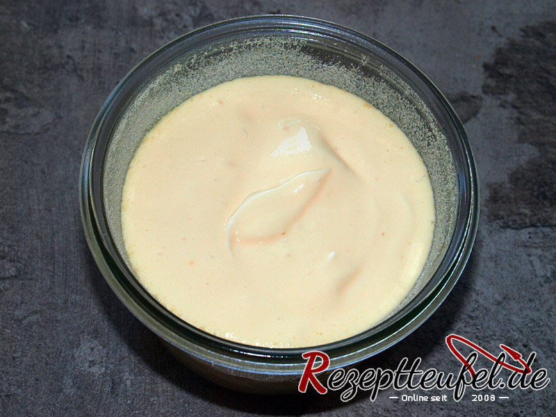 Käsemasse auf die Keksmasse geben