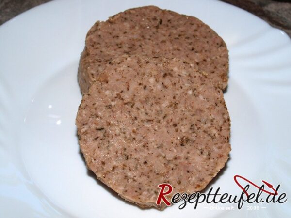 Gegartes und aufgeschnittenes Bratwurstkeck