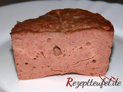 Fleischkäse im Backofen erwärmt und durchgeschnitten