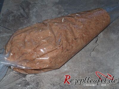 Die fertige Masse in einem Spritzbeutel zur Befüllung der Gläser