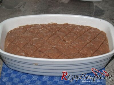 Fleischkäsemasse in der Form, ungebacken