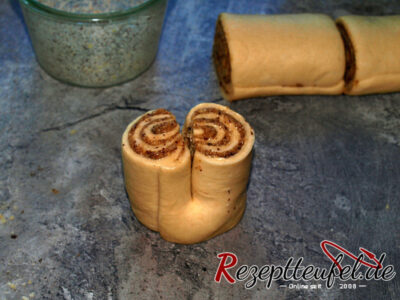 Mit einer Schere bis zu Hälfte einschneiden