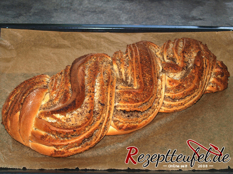 Frisch gebacken ist der Zopf Matt und ohne Glanz