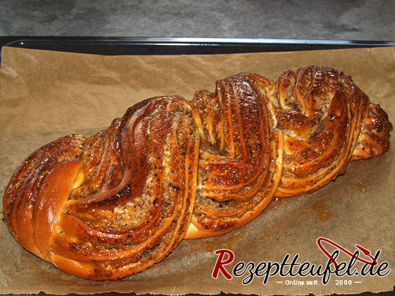 Mit Aprikotur bestrichen, fehlt nur noch der Zuckerguss