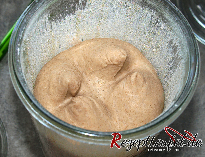 Mit einer Schere kreuzweise einschneiden