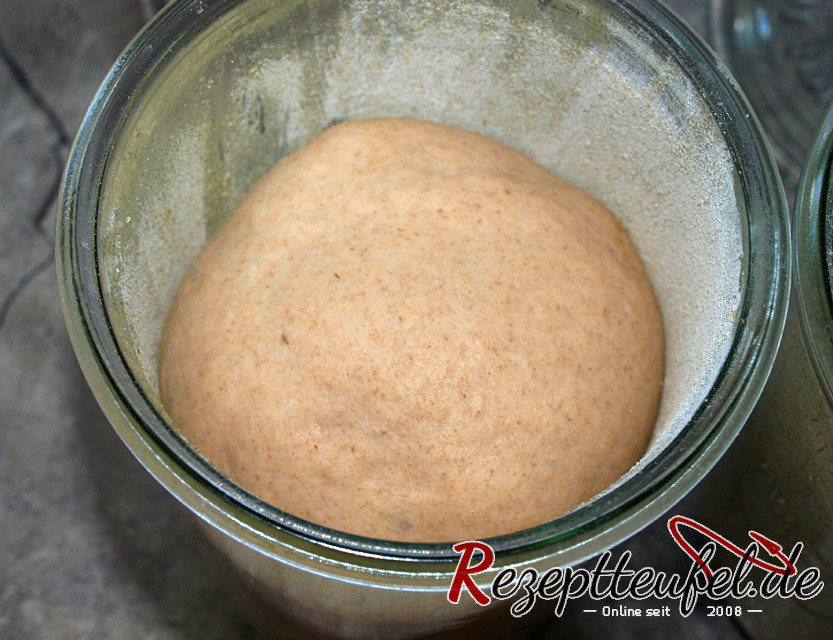 Den Teig gehen lassen bis er sich vedoppelt hat