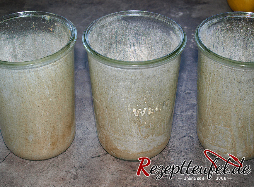 Die Gläser einfetten und mit Roggenmehl ausstreuen