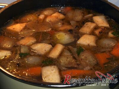 Die Brühe muss lange Zeit langsam sieden