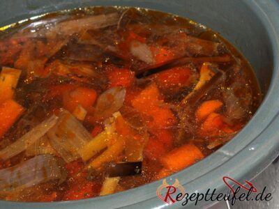 Gegarte Brühe aus Gemüse im Slow Cooker