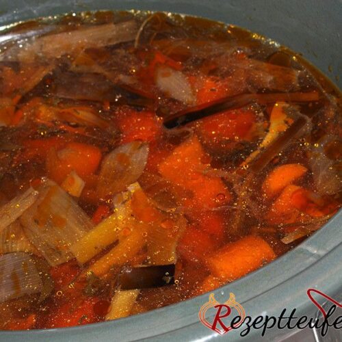 Gegarte Brühe aus Gemüse im Slow Cooker