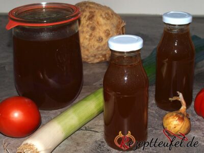 Gemüsebrühe in Gläser und Flaschen eingekocht