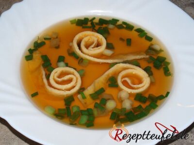 Gemüsebrühe mit Flädle und Lauchzwiebeln