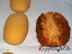 Größenvergleich von backbereitem Teigling zu gebackenem Krusti