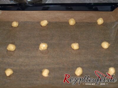 Die haselnussgroßen Kugeln mit viel Abstand auf dem Backblech