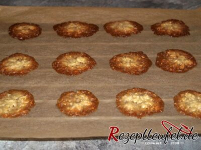 Aus den Kugeln werden flache Butter-Mandel-Taler