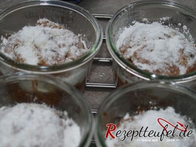 Mit Butter und Puderzucker versehen