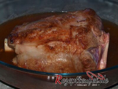 Die Kalbshaxe im Bräter, das Fleisch ist noch nicht gegart