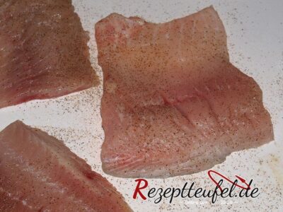 Die gewürzten Karpfenfilet noch ohne die Mehlierung