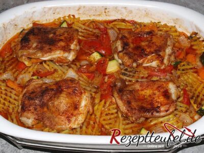 Pollo Fino auf buntem Ofengemüse frisch aus dem Ofen