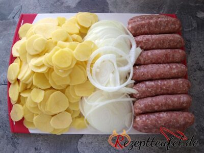 Vorbereitete Kartoffeln, Zwiebeln und Bratwurst