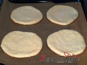 Die ausgerollten Teigfladen