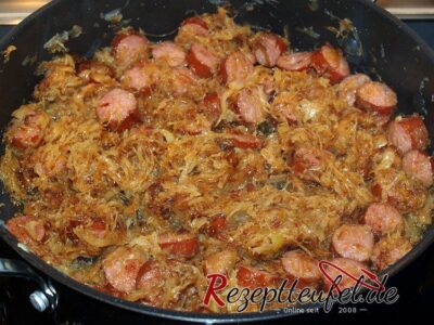 Das fertig geschmorte Sauerkraut mit Mettenden