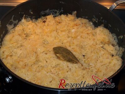 Das Sauerkraut wird angeschmort